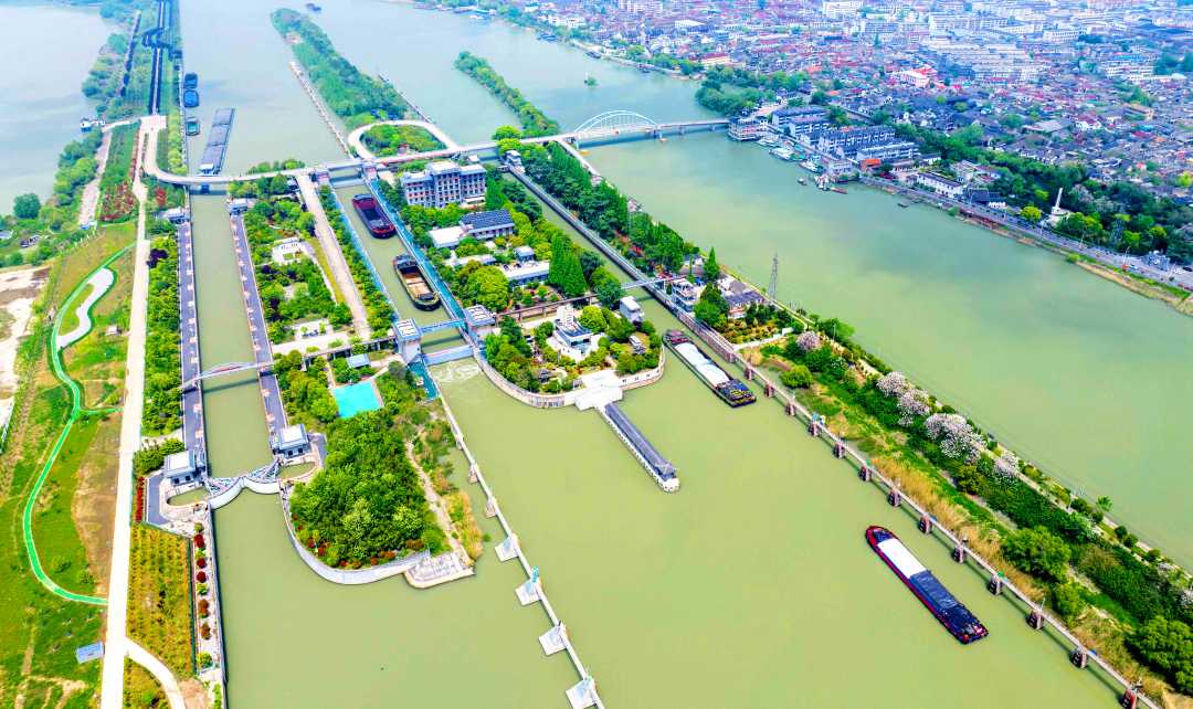 连日来,京杭大运河扬州段上运输繁忙,装满各类物资的船只来往穿梭,一