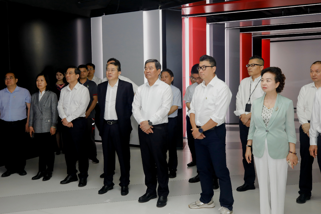 在粤调研期间,中共中央政治局委员,广东省委书记黄坤明会见调研组一行