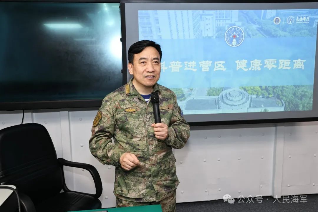 徐卫东教授在该舰飞行准备室▲手术室病房内专家正对随舰军医进行临床