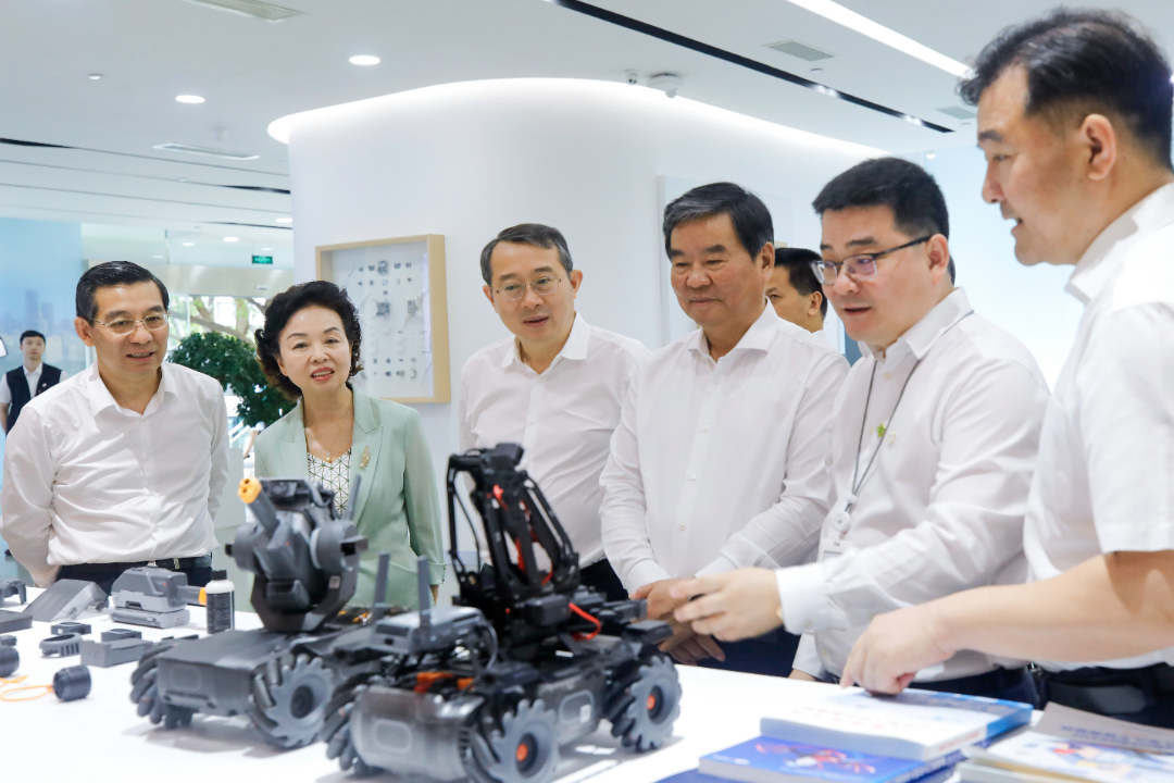 在粤调研期间,中共中央政治局委员,广东省委书记黄坤明会见调研组一行