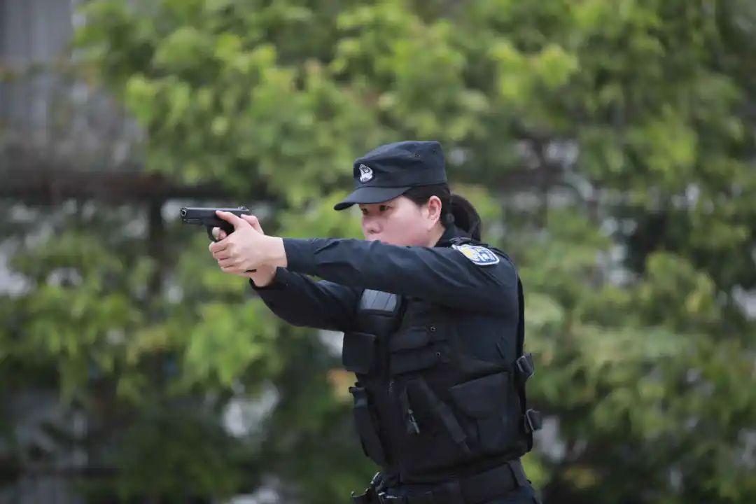 这名女特警个人一等功×1,二等功×2,三等功×5