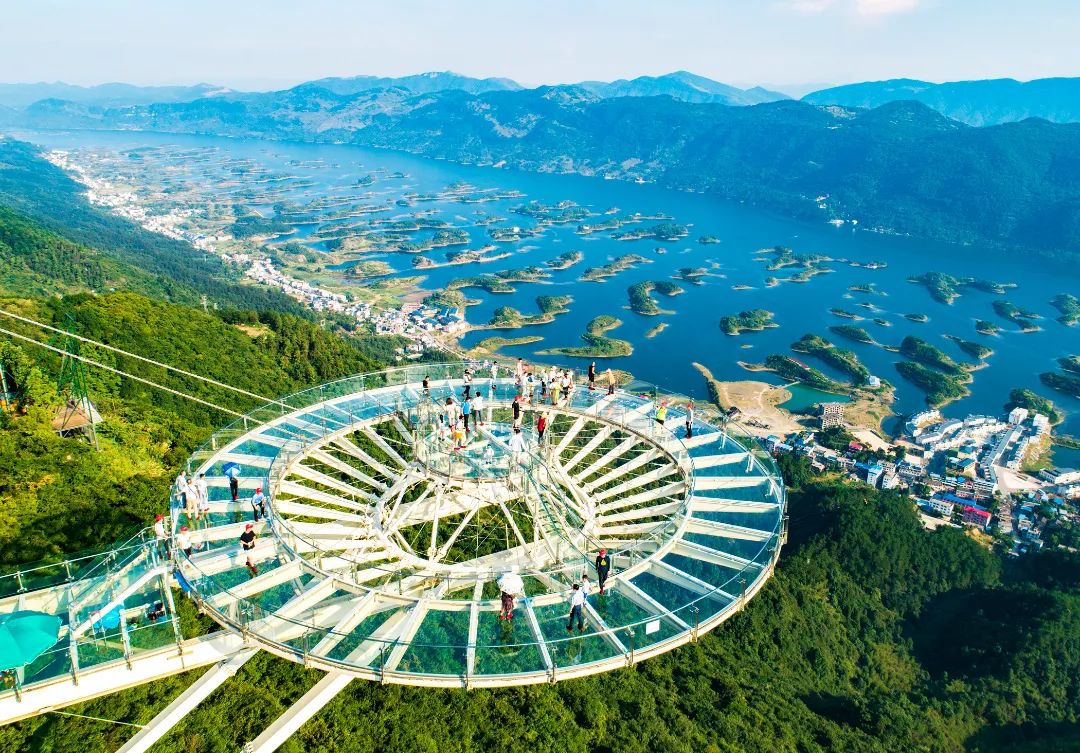 技术难度等指标上采用顶尖技术在玻璃面积核心景观——"天空之镜"坐落