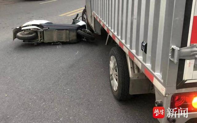 真是太危险了!大货车随意掉头,电动自行车被压前轮下