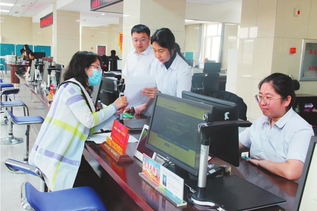 喀左县政务服务中心工作人员正在办理业务。