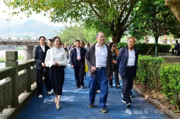 雅安市4月17日,由海军上海基地援建的四川省华蓥市高兴镇海军希望小学