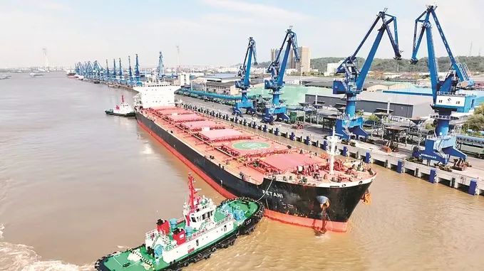 11.6米吃水船舶常态化靠泊南京港。张越 摄