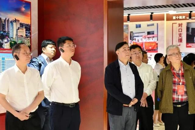 携手27载,共叙华兴情长活动期间,华山医院专家在兴国县人民医院开展"