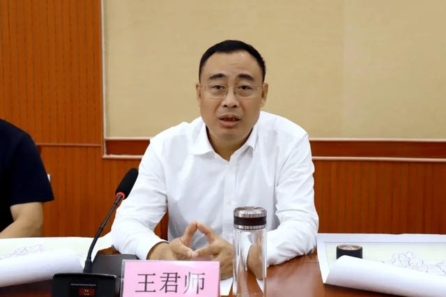 根据公开简历,王君师,1965年2月生,山东莒县人,在职大学学历,1986年7