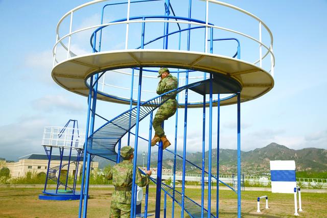 走进中国海军潜艇学院