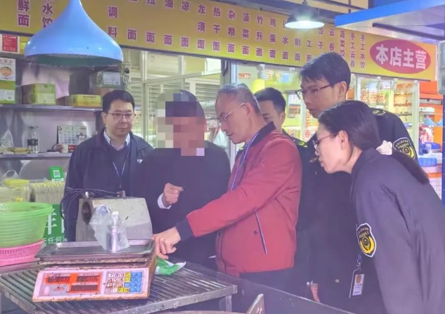 1月30日，市市场监管局监管人员到禅城区鑫源市场检查电子秤使用情况。