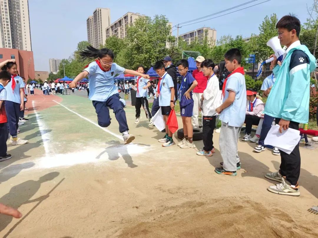 西安市浐灞第三小学举行第五届春季田径运动会