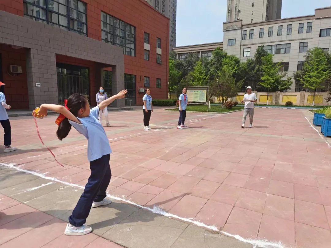 西安市浐灞第三小学举行第五届春季田径运动会