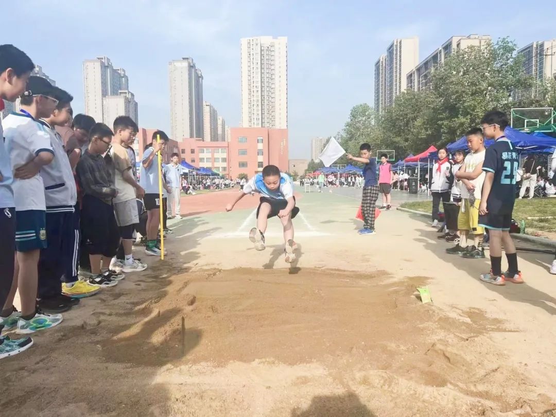 西安市浐灞第三小学举行第五届春季田径运动会
