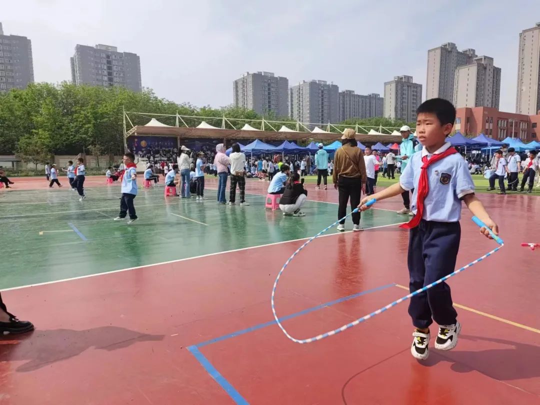 西安市浐灞第三小学举行第五届春季田径运动会