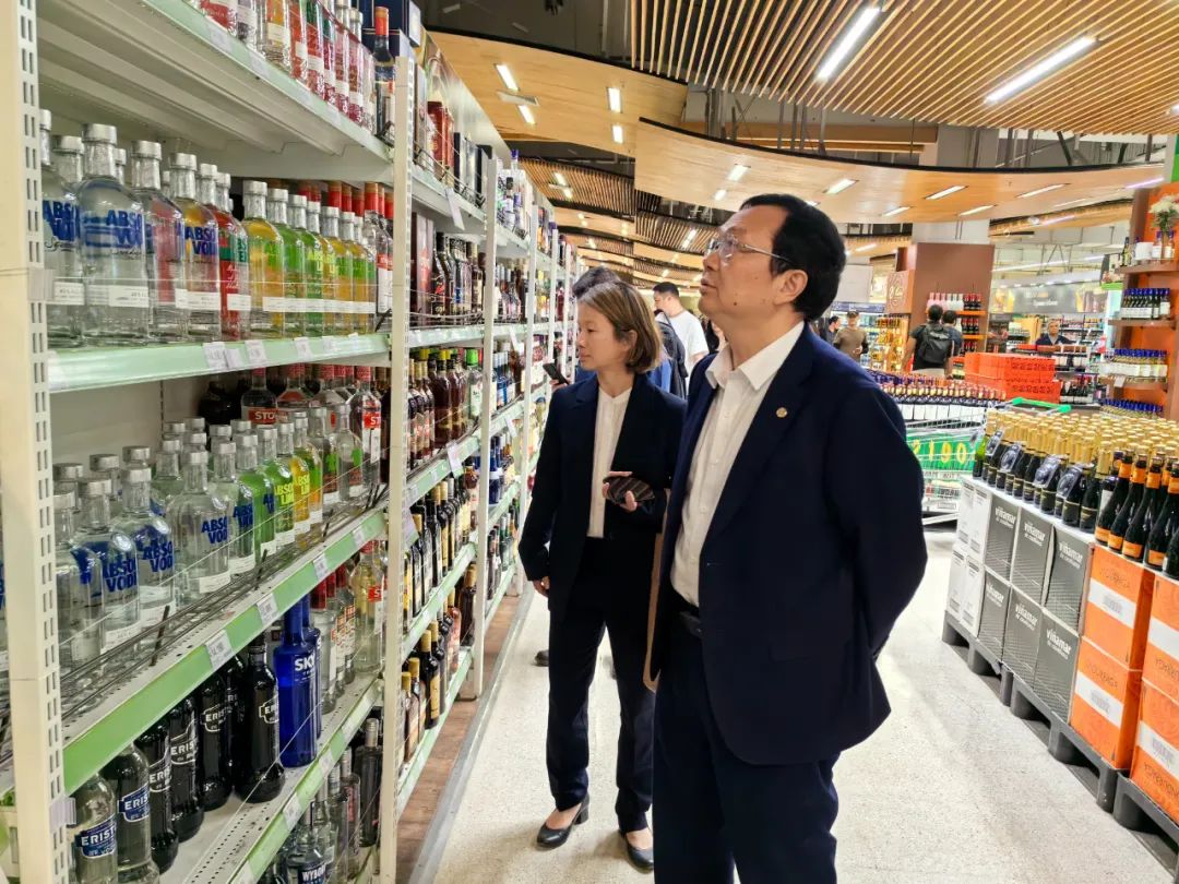 段永平捐赠茅台股票；五粮液一见倾心销售额破亿｜观酒周报