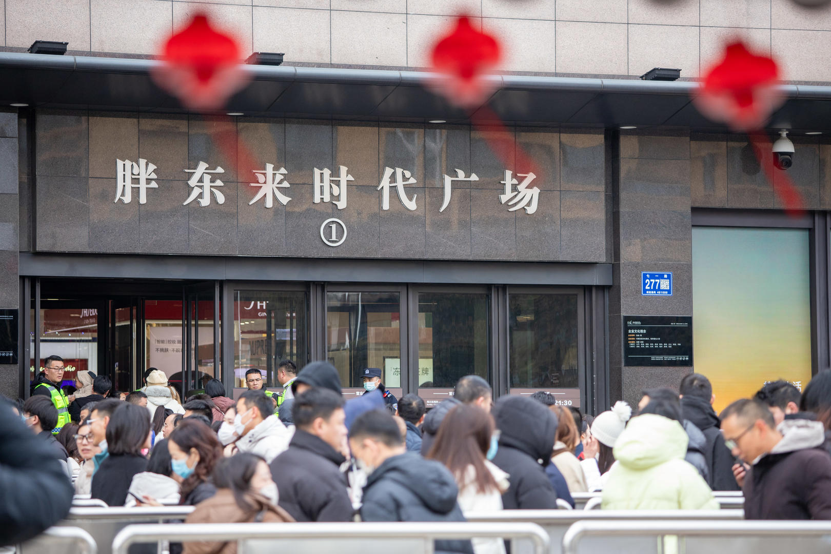 代购扫货,胖东来有了"差评",于老板问计消费者