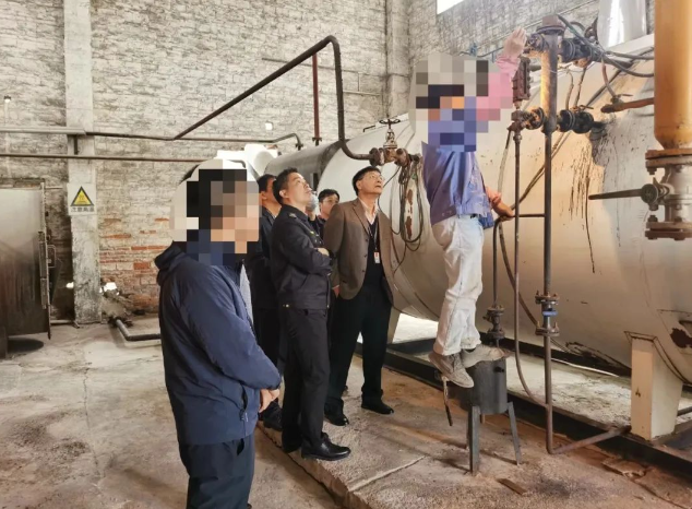 3月6日，市市场监管局副局长廖桂华带队对高明区一家建筑材料公司在用锅炉、叉车等特种设备进行检查。