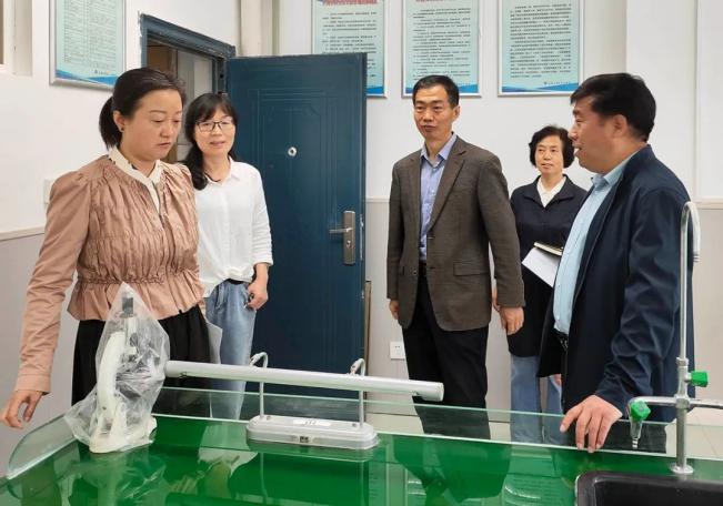 书法教室,体育器材室等各功能室,现场听取各位负责老师的工作汇报