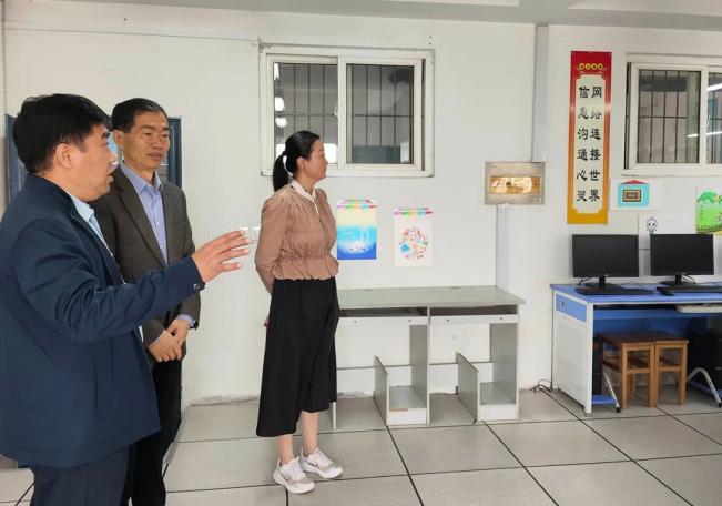 书法教室,体育器材室等各功能室,现场听取各位负责老师的工作汇报