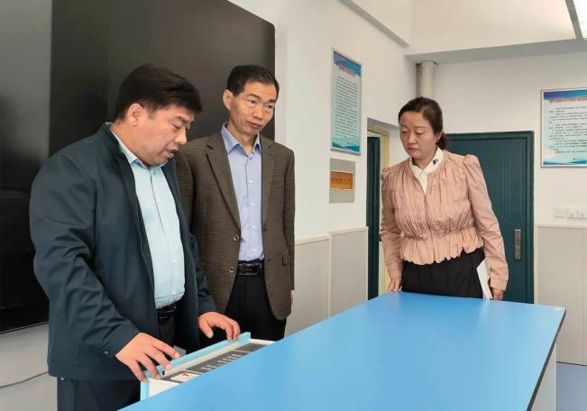 书法教室,体育器材室等各功能室,现场听取各位负责老师的工作汇报