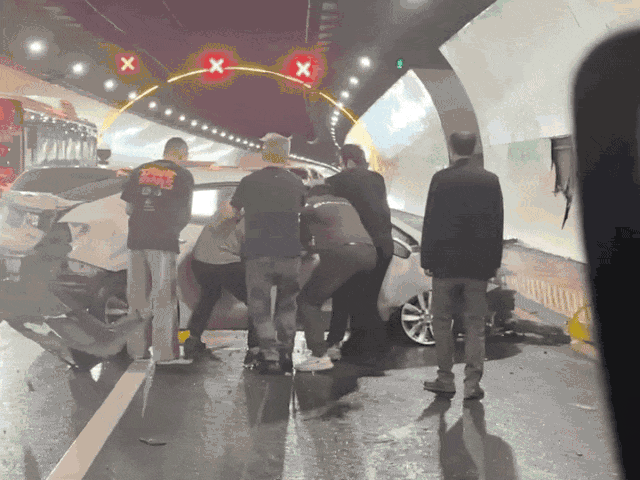 杭州一隧道轿车出车祸,短短几秒钟他们纷纷出手