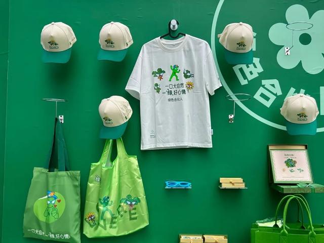 △回收材料再生制成的环保袋（左二）和T恤