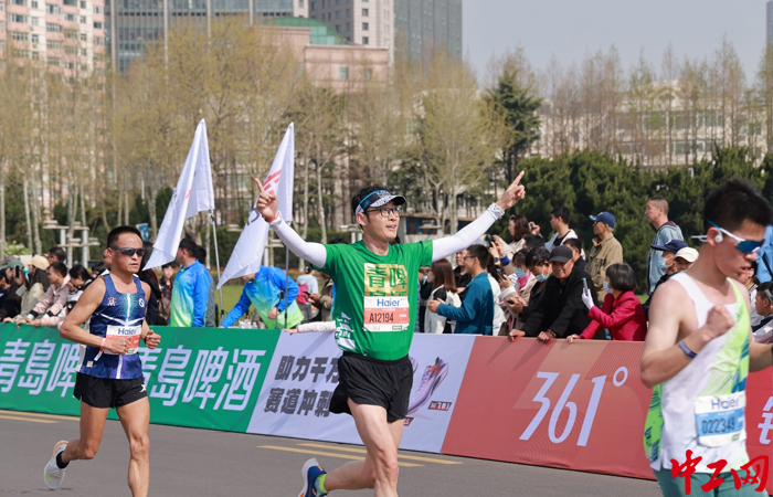 4月21日，2024山东青岛马拉松开跑，跑者们在激情奔跑中传递马拉松精神。 （青岛啤酒 供图）