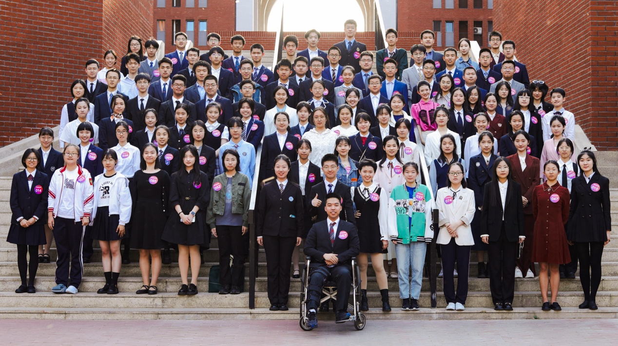 选手与嘉宾合影留念