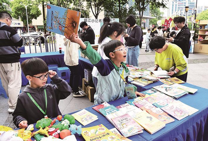 100多名小记者共赴"阅读之约"