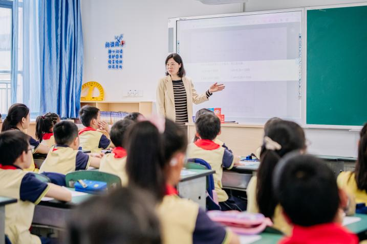 老师通过“纸上写、屏上看”的纸笔交互模式为学生讲解错题