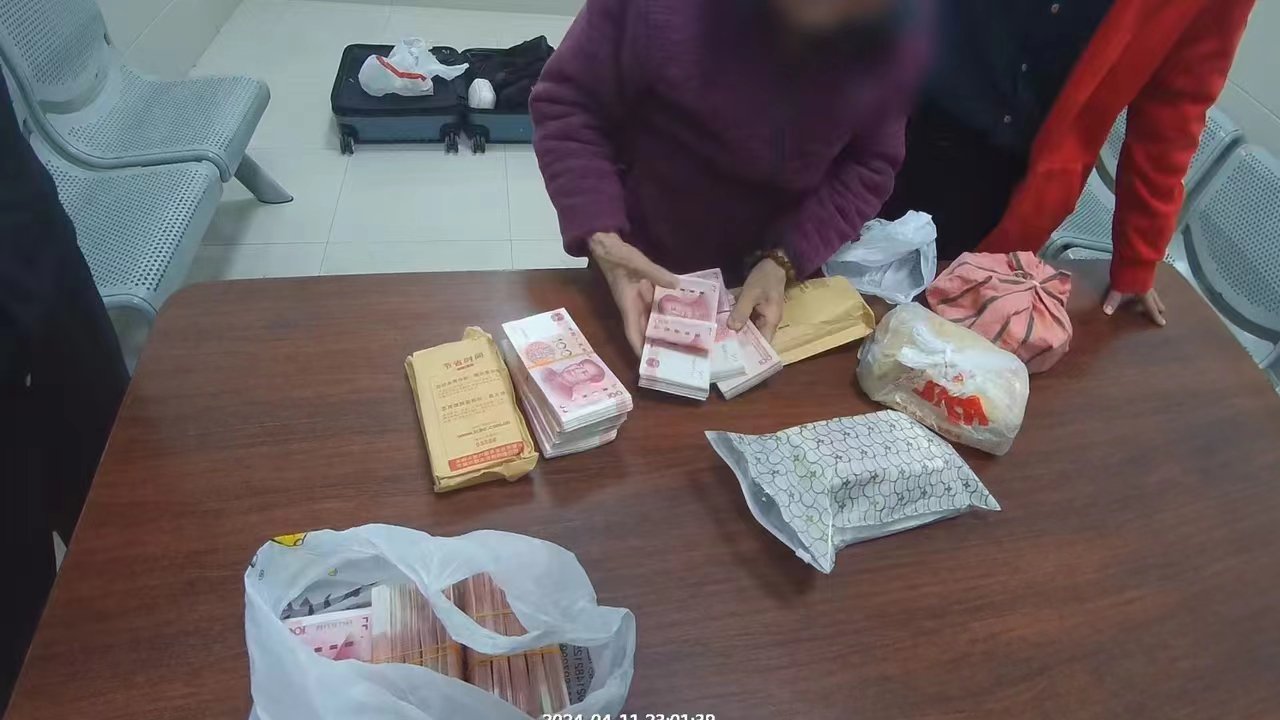 老人被诈骗的40万元钱款 上海浦东警方 供图