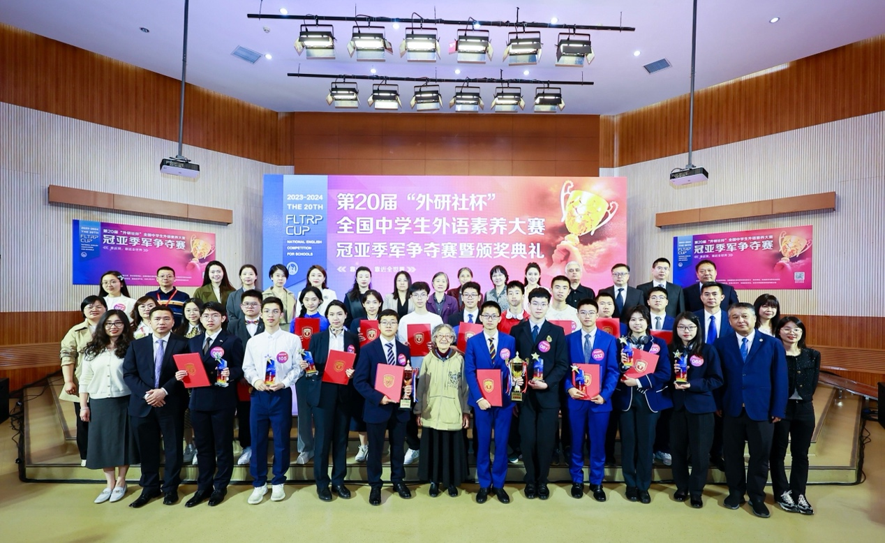 选手与嘉宾合影留念