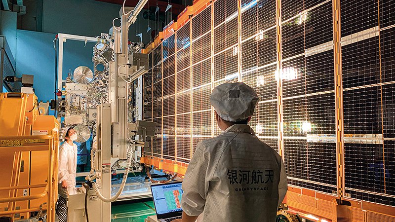 在银河航天北京方舟实 验 室，技术人员在检查灵犀03星待发射状态（2023 年 5 月摄）银河航天供图