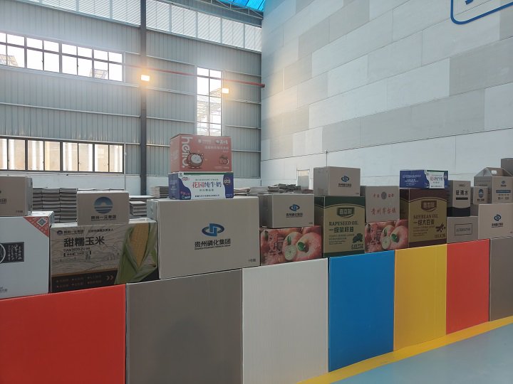 贵州磷化集团生产的无水石膏包装箱产品。管云 摄