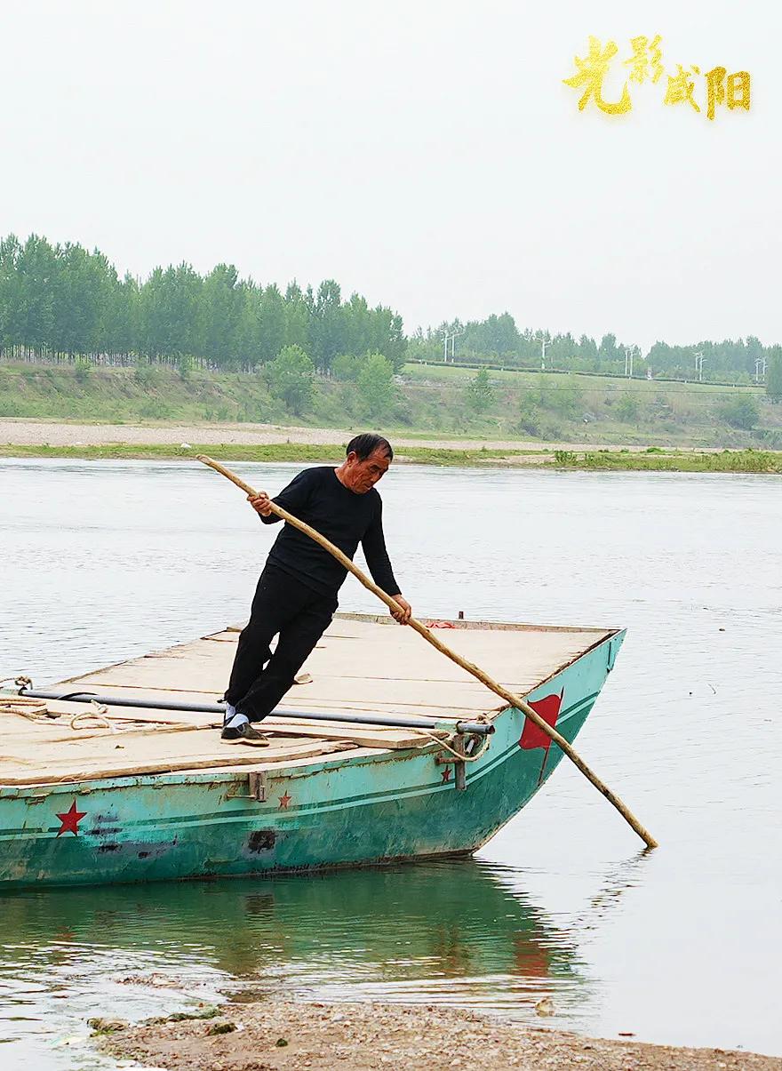 尹会元娴熟撑篙.