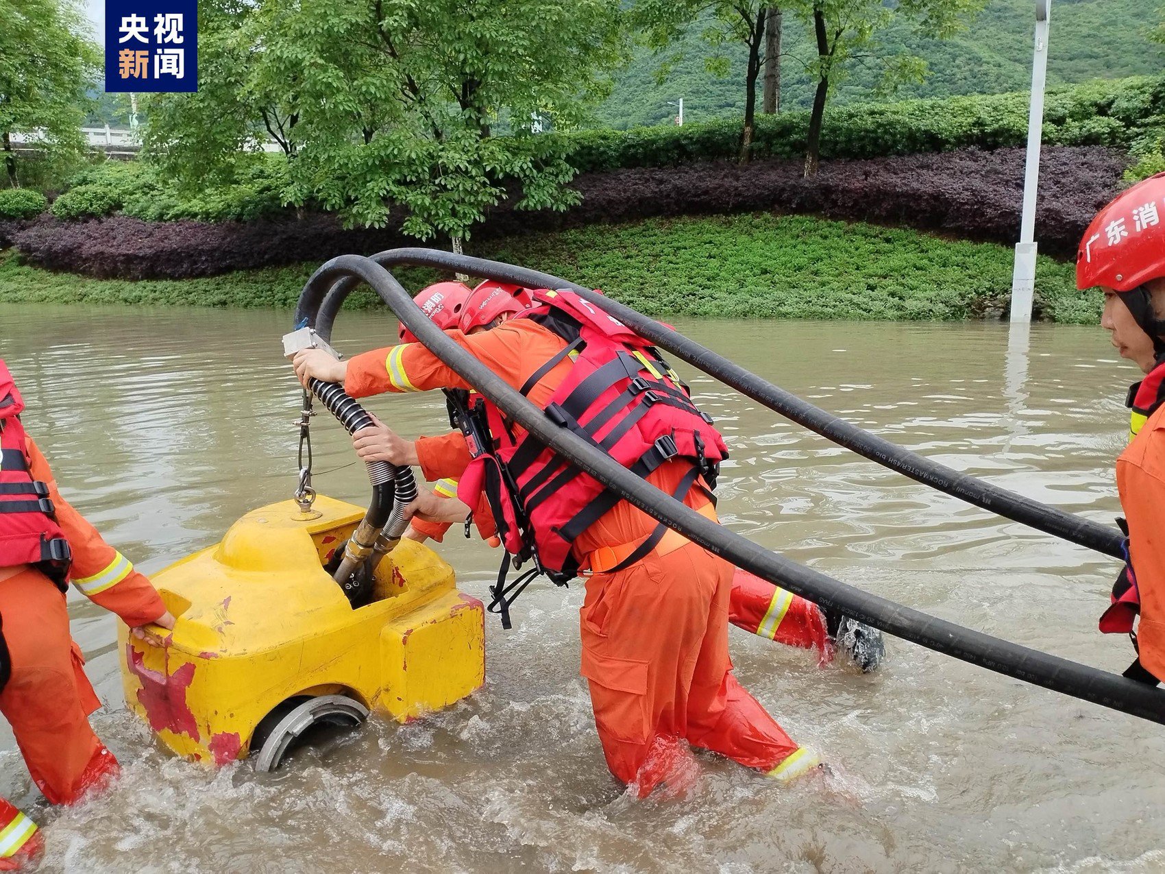 暴雨导致内涝 广东消防已营救转移被困群众1534人|消防_新浪财经_新浪