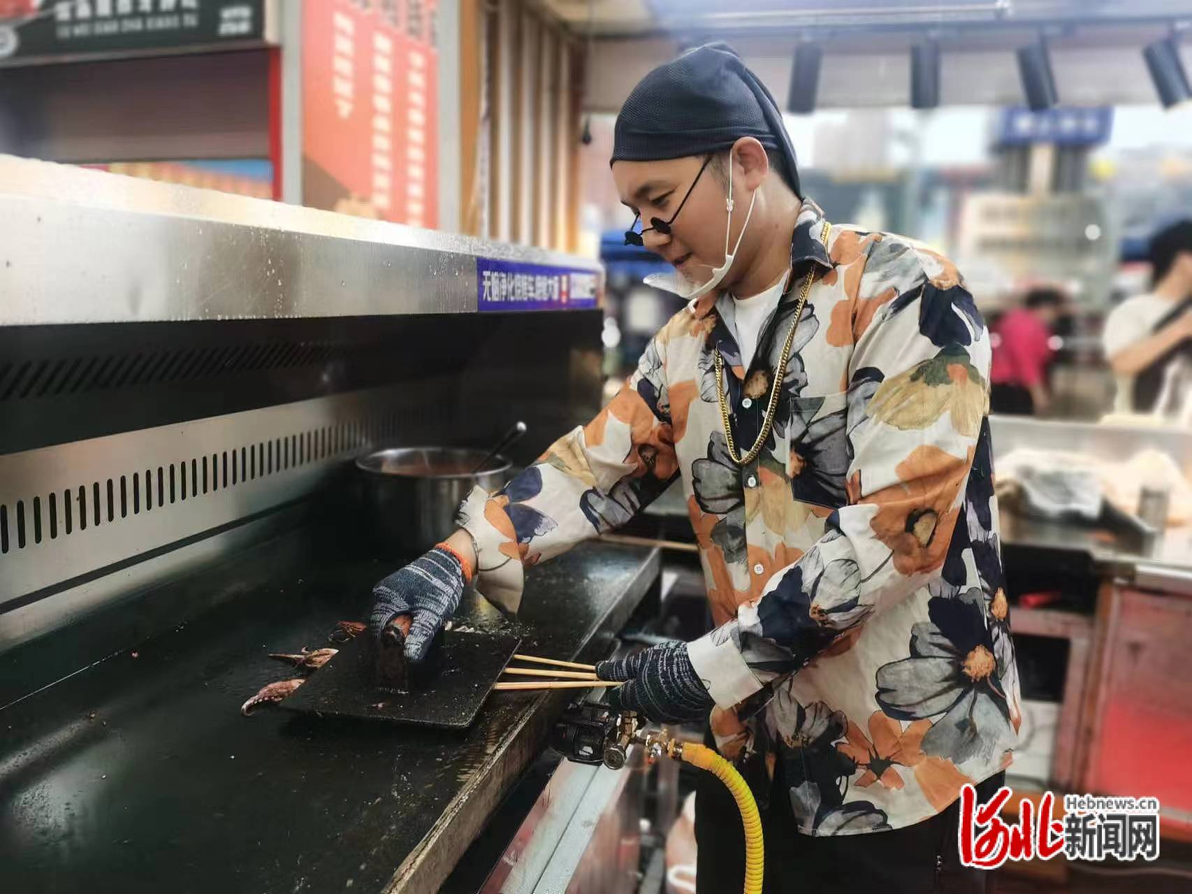 正定夜市那些事儿①丨把副业干成了主业!嘻哈小哥化身铁板鱿鱼大厨