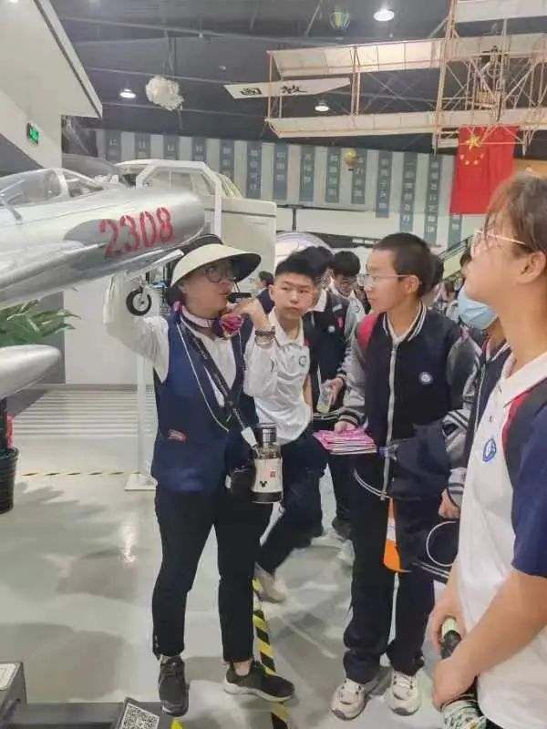 航空六一八中学到阎良飞翔梦基地开展研学旅行活动
