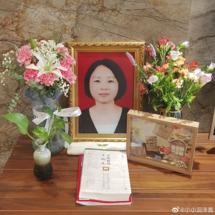 女教师遭"网课爆破"猝死一年半 等不到结果 当事人女儿决心休学|新郑
