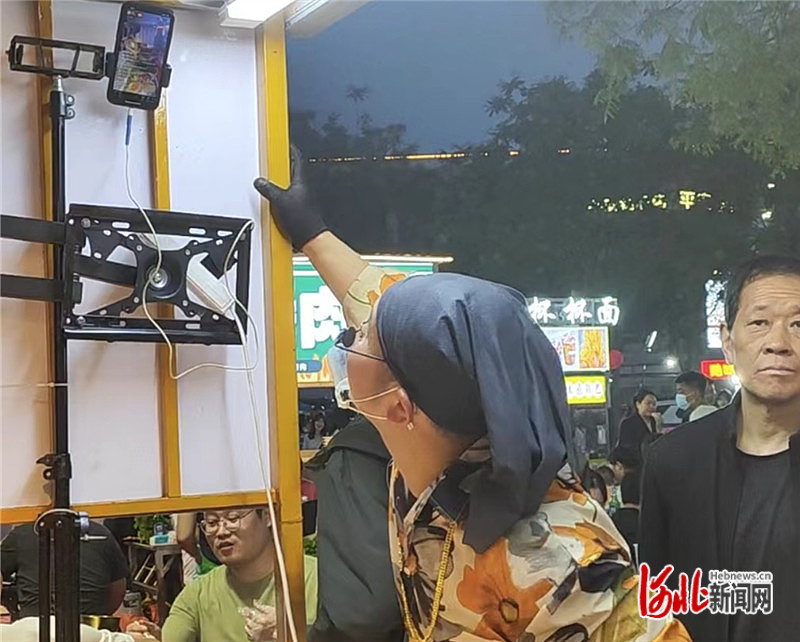 田亚洲在烤鱿鱼间隙直播.