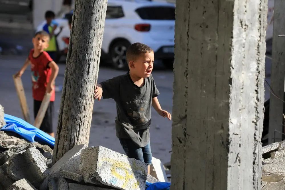 4月17日，在加沙地带南部城市拉法，一名男孩在以军空袭后的废墟旁哭泣。新华社发（亚西尔·库迪摄）