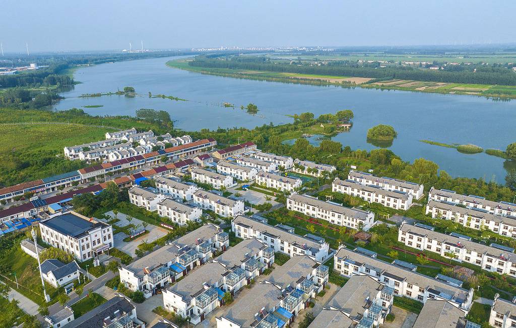 2022年7月24日,江苏宿迁,泗洪县双沟镇后窑村农房改善项目生机盎然