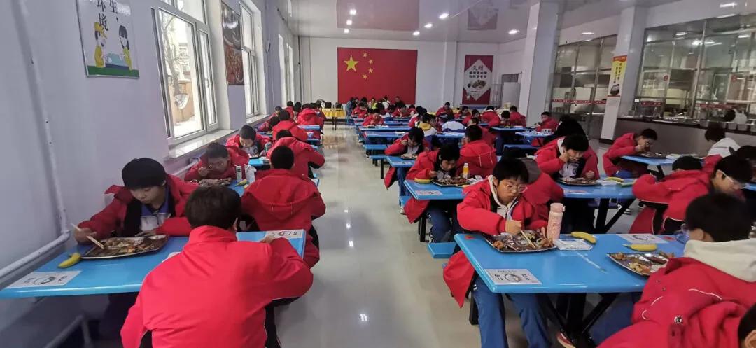 鹤岗市第六中学创建于1960年,建校60余载,目前学校17个教学班,在校生