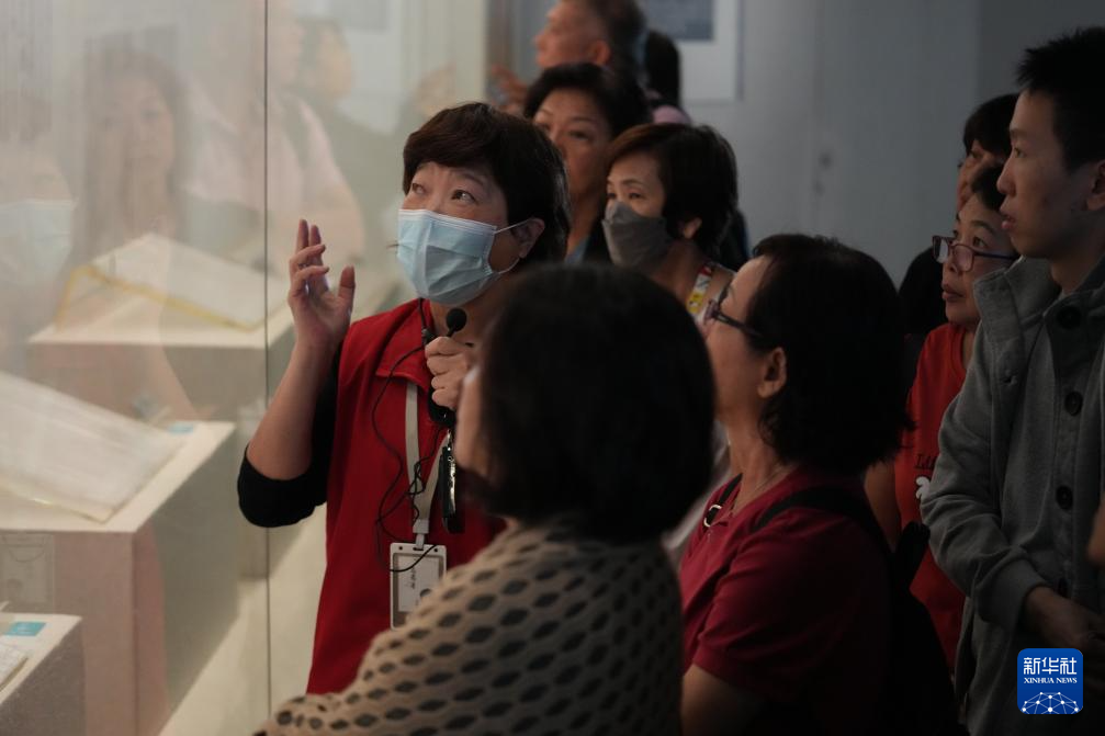 4月19日，讲解员（左一）在长沙简牍博物馆向参观者们讲解。新华社记者 薛宇舸 摄