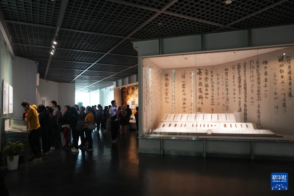 4月19日，游客在长沙简牍博物馆参观。新华社记者 薛宇舸 摄