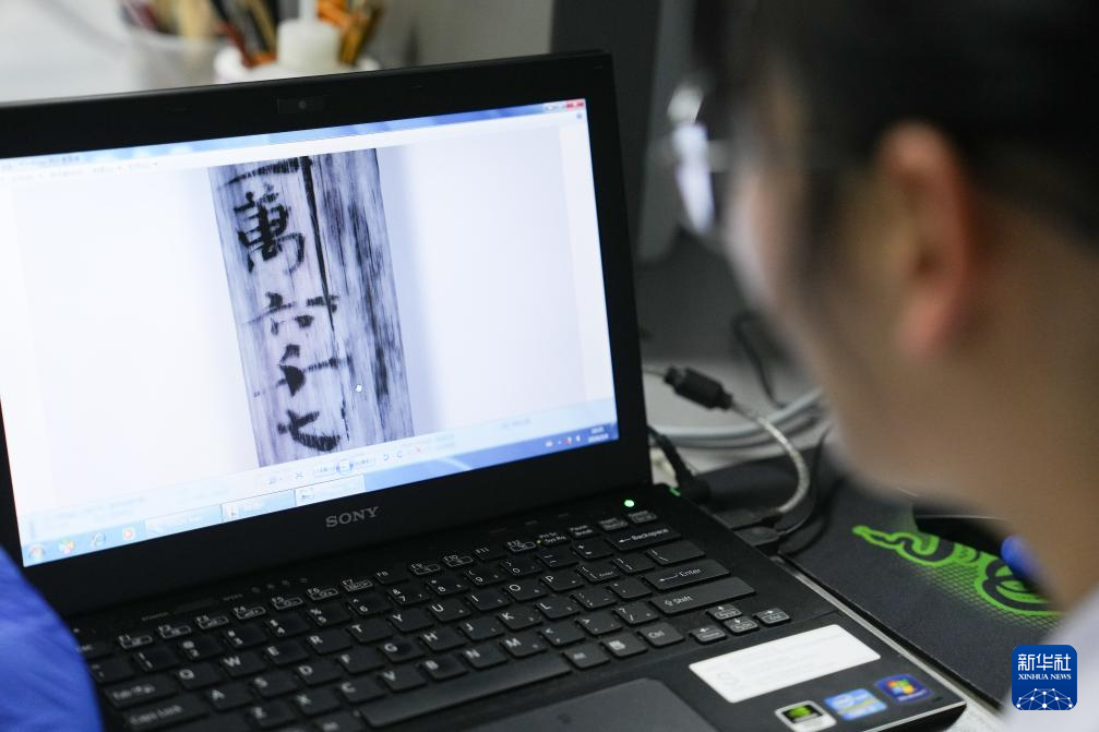 3月4日，工作人员在湖南省文物考古研究院长沙铜官窑基地扫描简牍。新华社记者 薛宇舸 摄