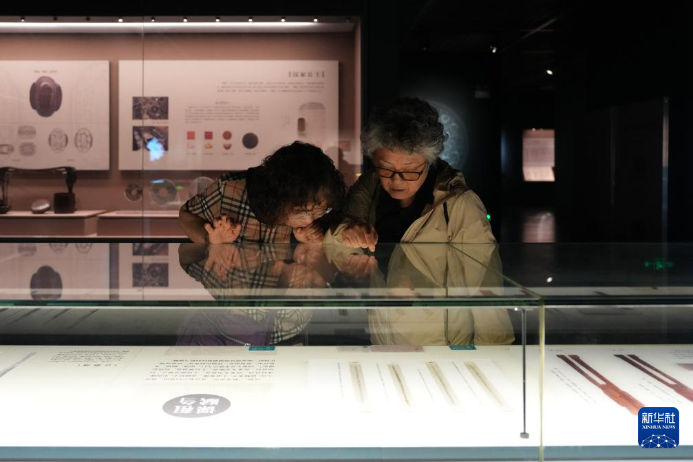 4月19日，游客在长沙简牍博物馆参观。新华社记者 薛宇舸 摄