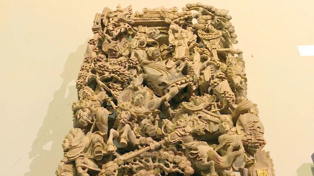 潮州木雕《赵云救阿斗》取材历史故事,通过特有的s型径路布局,将复杂