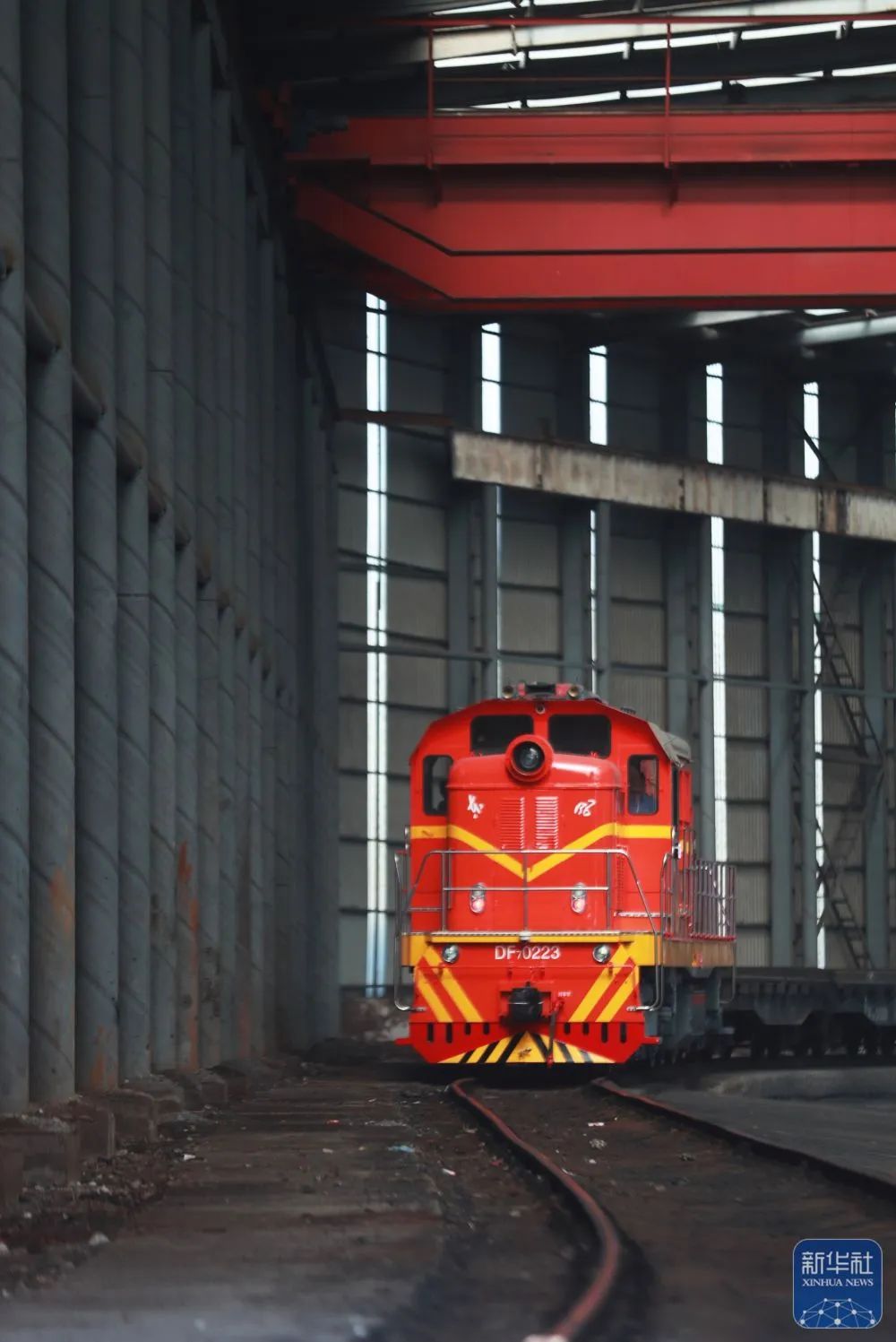 4月21日,东风7型新能源改造机车进行调车作业.来源:新华社