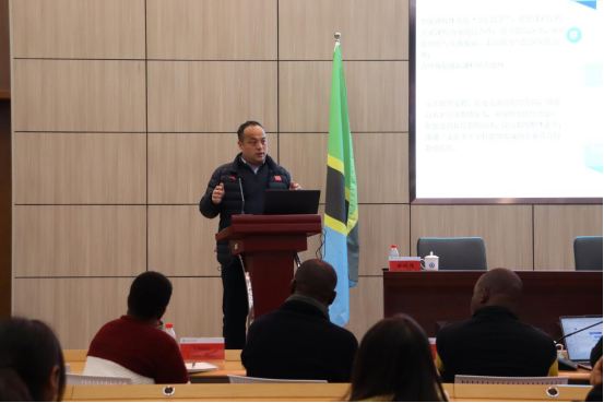 胡彦及重庆电子工程职业学院国际交流与合作发展处副处长刘影等开展专